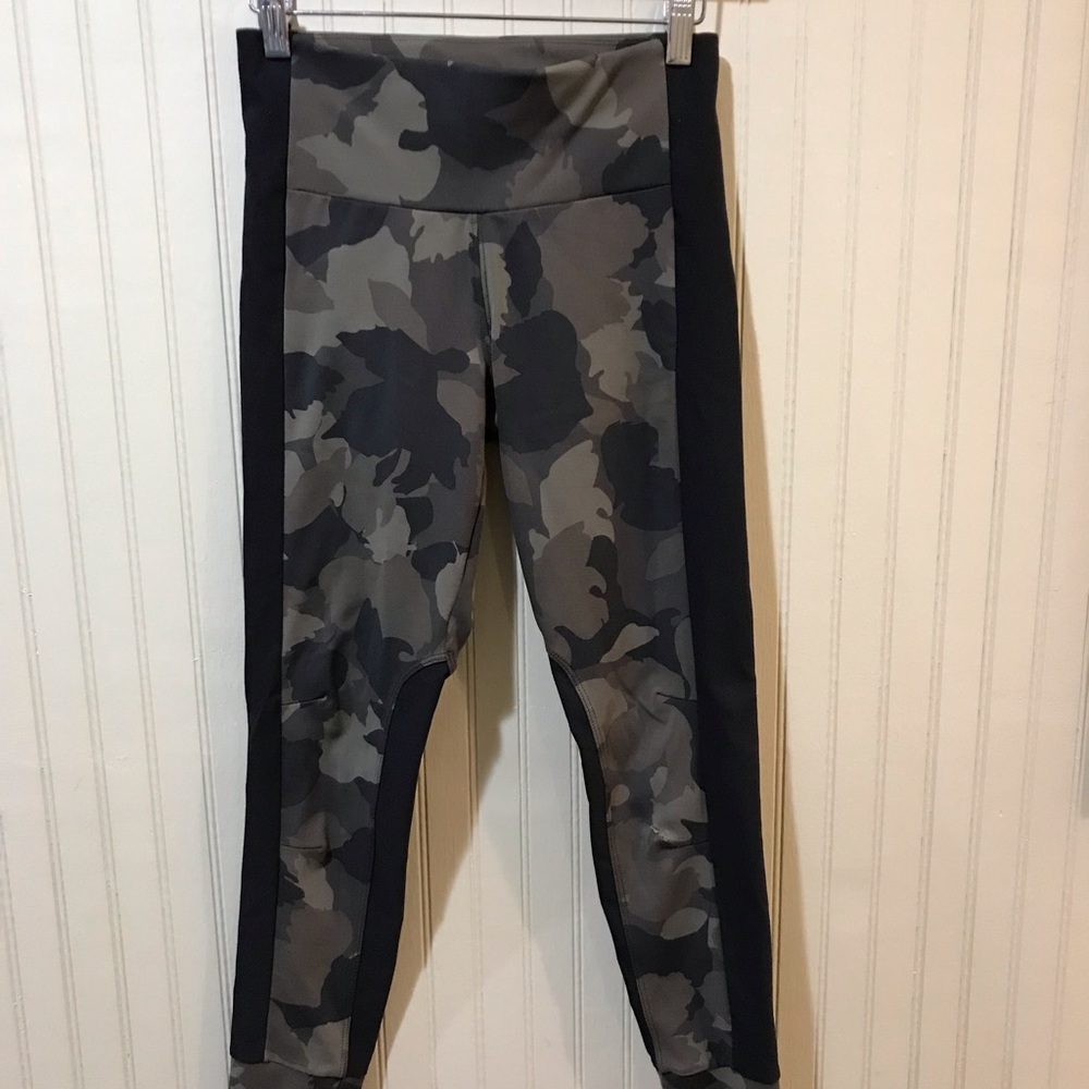 Athleta camo breathable leggings with pockets XSP